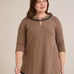 Βαμβακερή τουνίκ με εντυπωσιακό ντεκολτέ με ασημί λεπτομέρεια σε Μόκα χρώμα σε μεγάλα μεγέθη