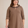 Βαμβακερή τουνίκ με εντυπωσιακό ντεκολτέ με ασημί λεπτομέρεια σε Μόκα χρώμα σε μεγάλα μεγέθη