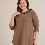 Βαμβακερή τουνίκ με εντυπωσιακό ντεκολτέ με ασημί λεπτομέρεια σε Μόκα χρώμα σε μεγάλα μεγέθη