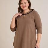 Βαμβακερή τουνίκ με εντυπωσιακό ντεκολτέ με ασημί λεπτομέρεια σε Μόκα χρώμα σε μεγάλα μεγέθη