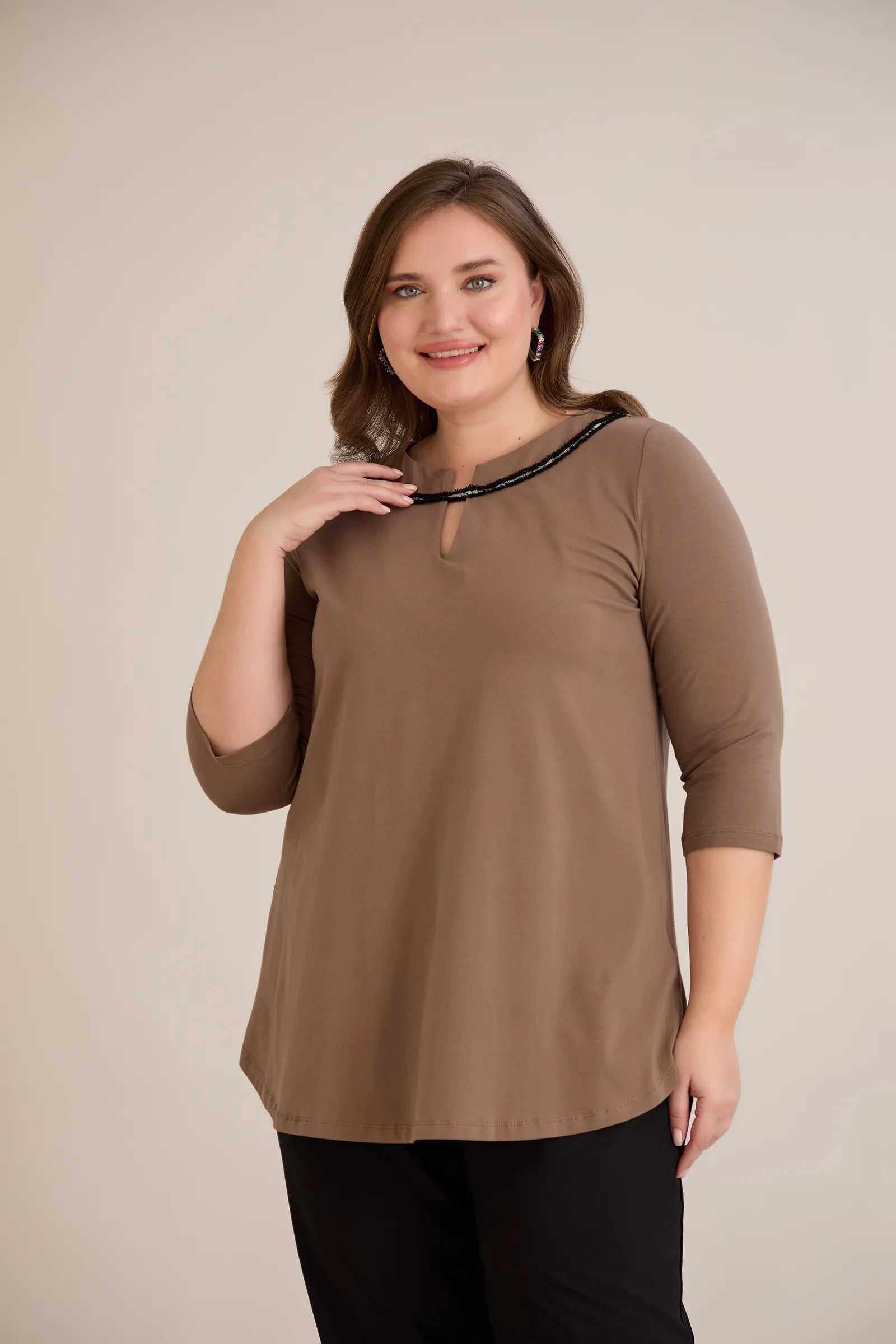 Βαμβακερή τουνίκ με εντυπωσιακό ντεκολτέ με ασημί λεπτομέρεια σε Μόκα χρώμα σε μεγάλα μεγέθη