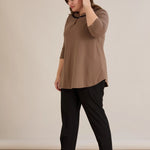 Βαμβακερή τουνίκ με εντυπωσιακό ντεκολτέ με ασημί λεπτομέρεια σε Μόκα χρώμα σε μεγάλα μεγέθη