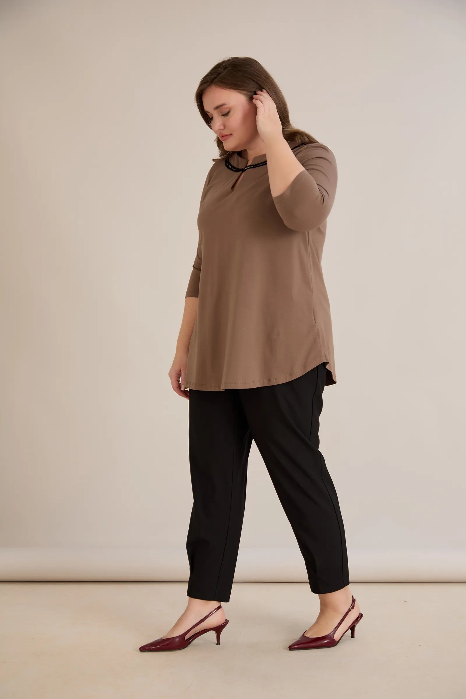 Βαμβακερή τουνίκ με εντυπωσιακό ντεκολτέ με ασημί λεπτομέρεια σε Μόκα χρώμα σε μεγάλα μεγέθη