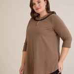 Βαμβακερή τουνίκ με εντυπωσιακό ντεκολτέ με ασημί λεπτομέρεια σε Μόκα χρώμα σε μεγάλα μεγέθη