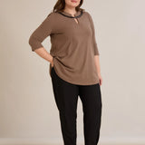 Βαμβακερή τουνίκ με εντυπωσιακό ντεκολτέ με ασημί λεπτομέρεια σε Μόκα χρώμα σε μεγάλα μεγέθη