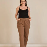 Παντελόνι με ελαστική μέση και ίσια γραμμή σε χρώμα μόκα σε μεγάλα μεγέθη