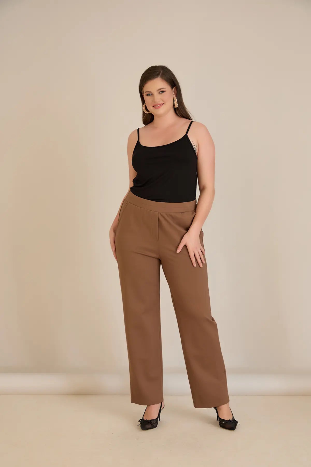 Παντελόνι με ελαστική μέση και ίσια γραμμή σε χρώμα μόκα σε μεγάλα μεγέθη