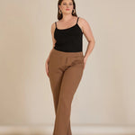 Παντελόνι με ελαστική μέση και ίσια γραμμή σε χρώμα μόκα σε μεγάλα μεγέθη