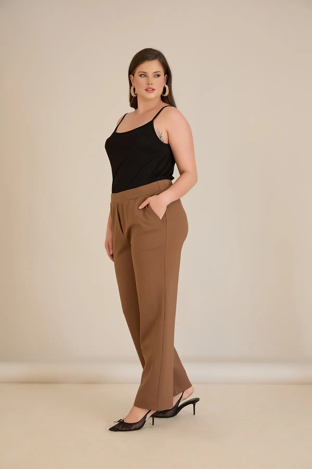 Παντελόνι με ελαστική μέση και ίσια γραμμή σε χρώμα μόκα σε μεγάλα μεγέθη