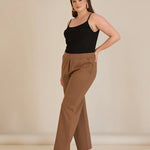 Παντελόνι με ελαστική μέση και ίσια γραμμή σε χρώμα μόκα σε μεγάλα μεγέθη