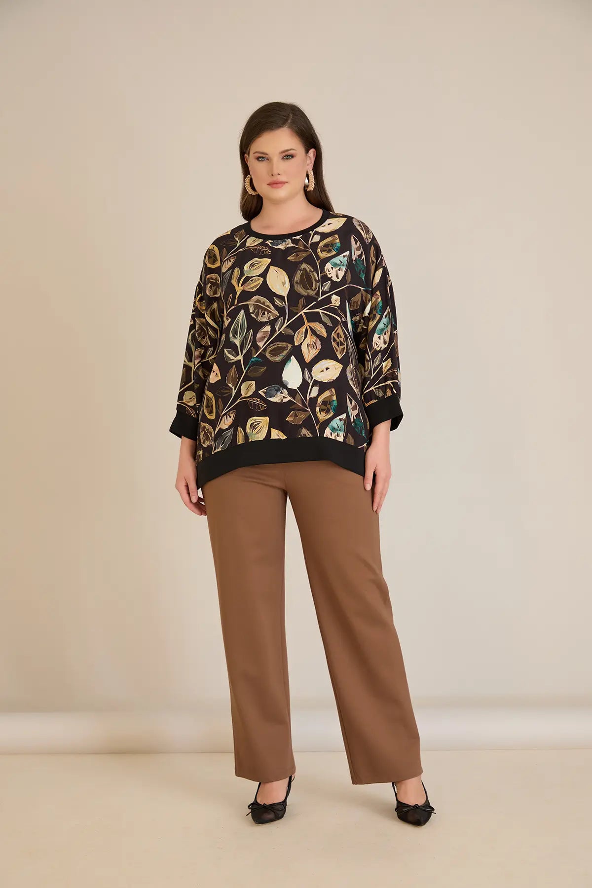 Παντελόνι με ελαστική μέση και ίσια γραμμή σε χρώμα μόκα σε μεγάλα μεγέθη