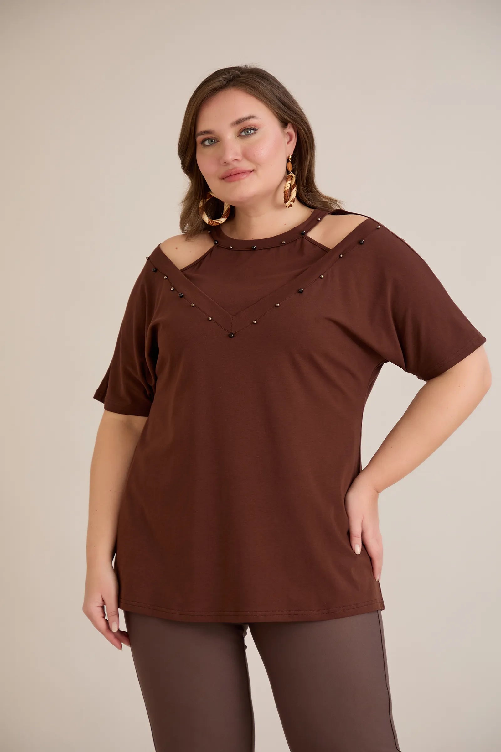 Βαμβακερή μπλούζα με εντυπωσιακό ντεκολτέ με πέρλες σε Σοκολατί χρώμα σε μεγάλα μεγέθη