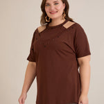 Βαμβακερή μπλούζα με εντυπωσιακό ντεκολτέ με πέρλες σε Σοκολατί χρώμα σε μεγάλα μεγέθη