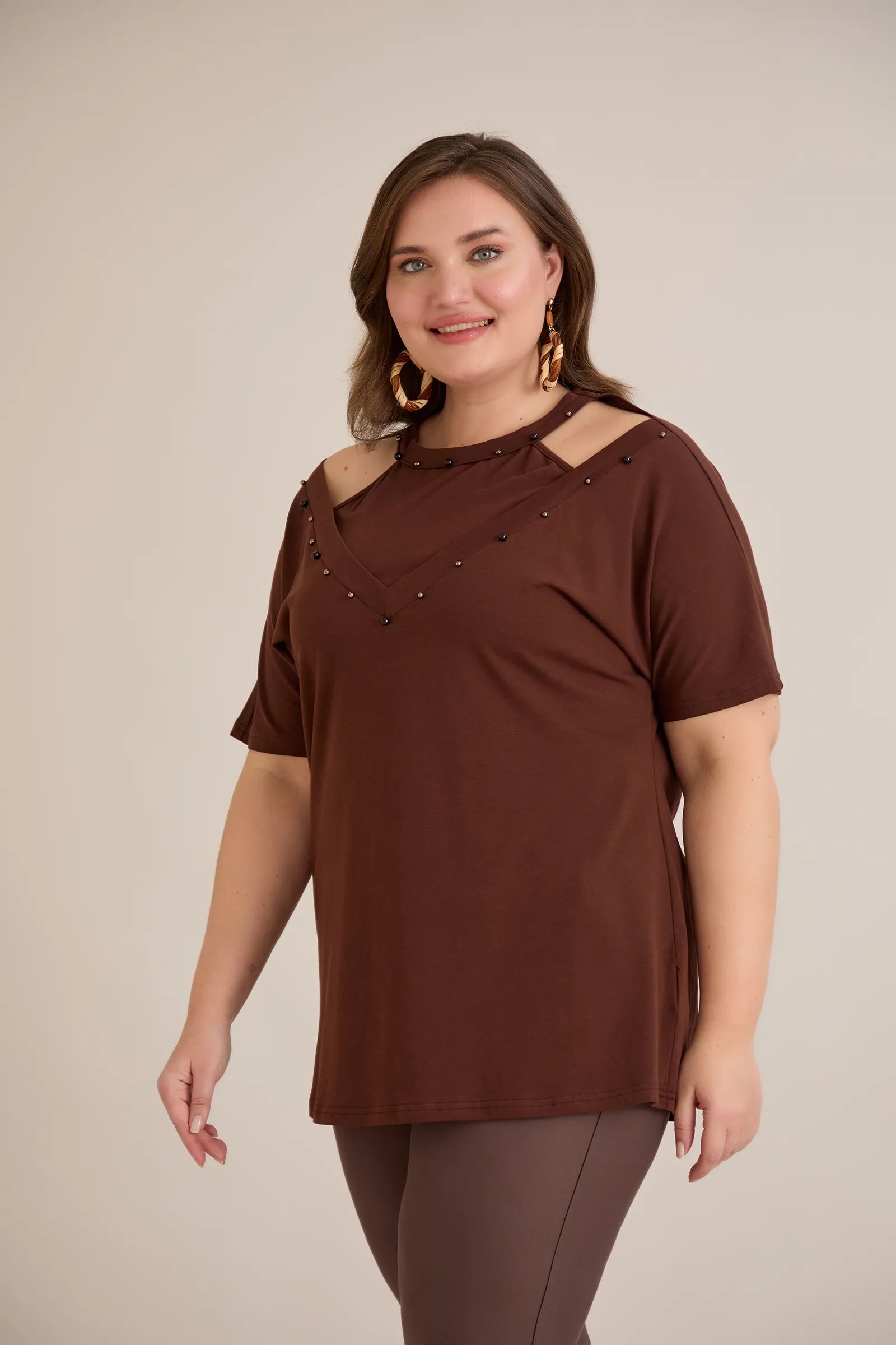Βαμβακερή μπλούζα με εντυπωσιακό ντεκολτέ με πέρλες σε Σοκολατί χρώμα σε μεγάλα μεγέθη
