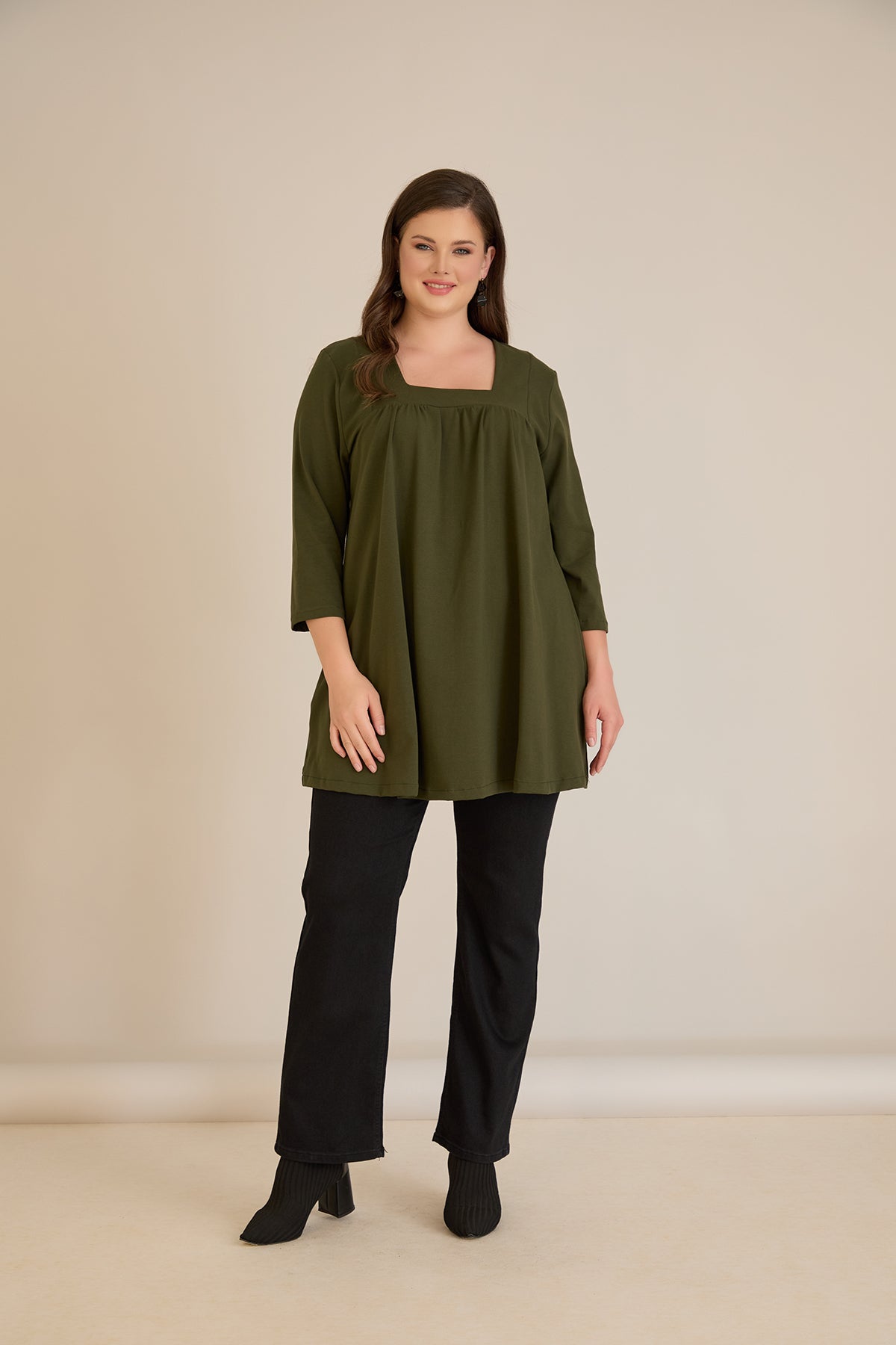 Βαμβακερή τουνίκ με σούρα και τετράγωνο ντεκολτέ σε Χακί χρώμα σε μεγάλα μεγέθη 
