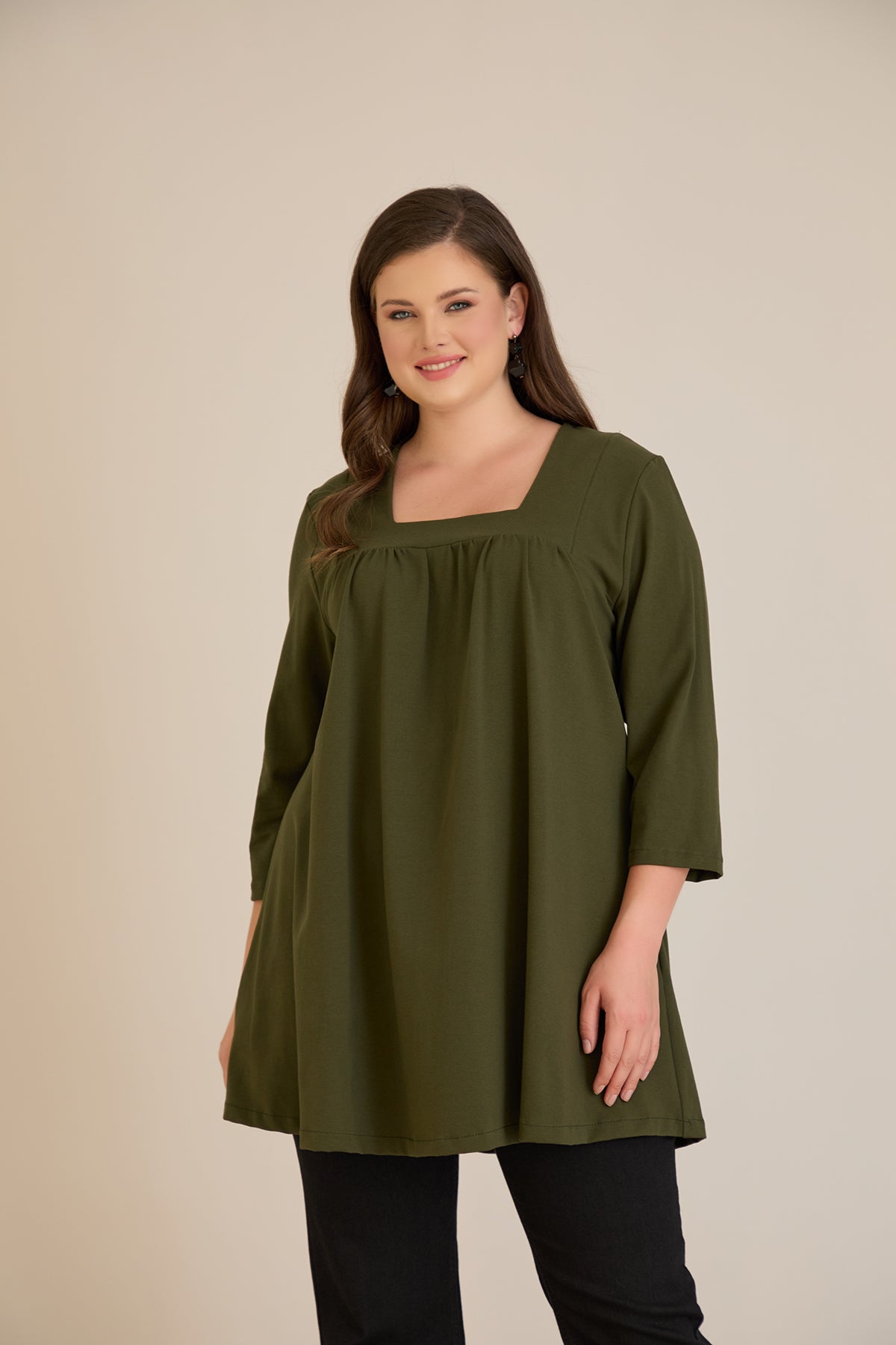 Βαμβακερή τουνίκ με σούρα και τετράγωνο ντεκολτέ σε Χακί χρώμα σε μεγάλα μεγέθη 