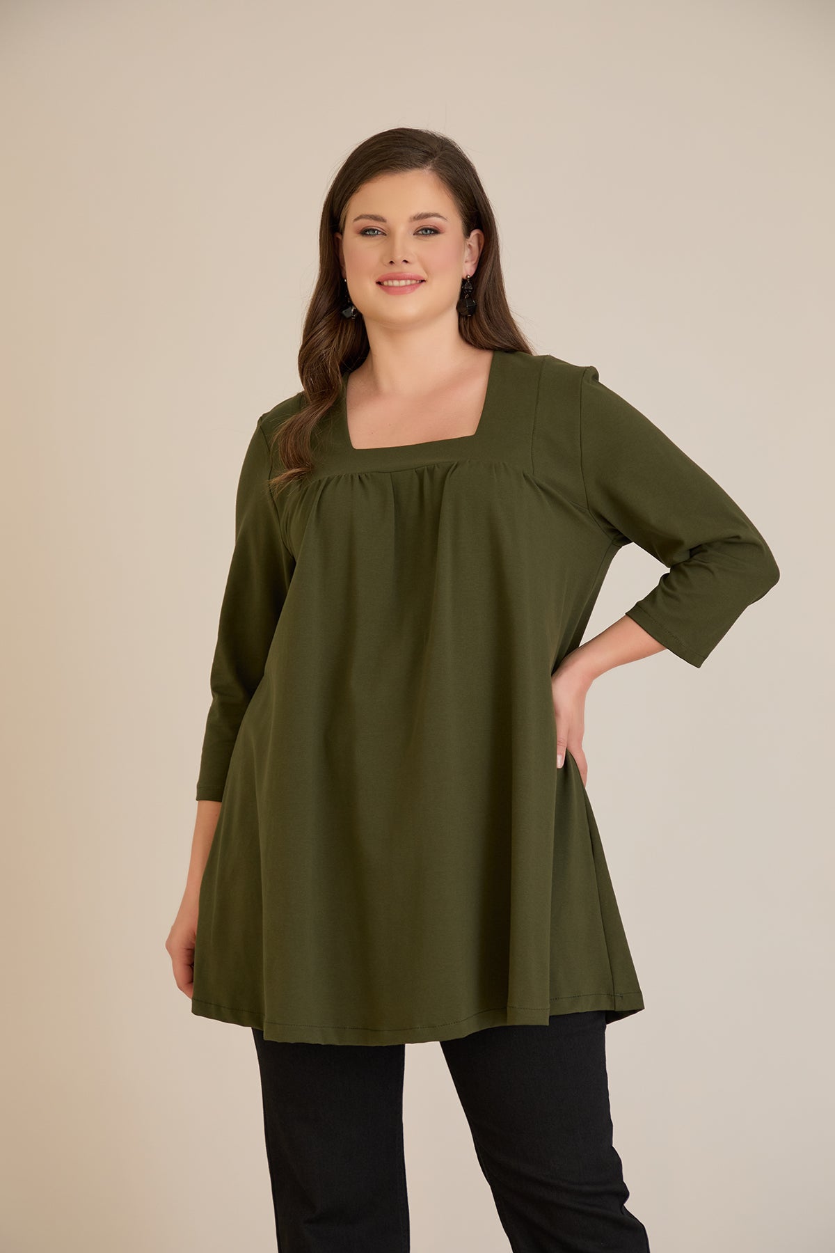 Βαμβακερή τουνίκ με σούρα και τετράγωνο ντεκολτέ σε Χακί χρώμα σε μεγάλα μεγέθη 