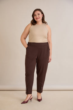 Γυναικείο παντελόνι με κουμπιά σε χρώμα Σοκολατί σε μεγάλα μεγέθη