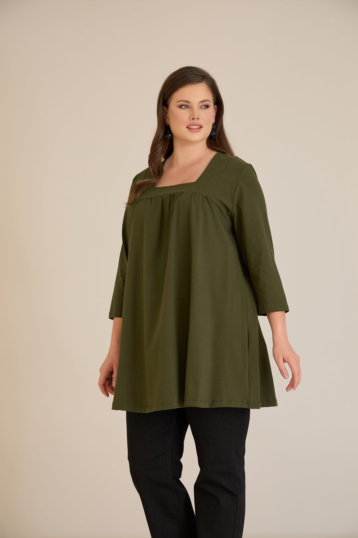 Βαμβακερή τουνίκ με σούρα και τετράγωνο ντεκολτέ σε Χακί χρώμα σε μεγάλα μεγέθη 