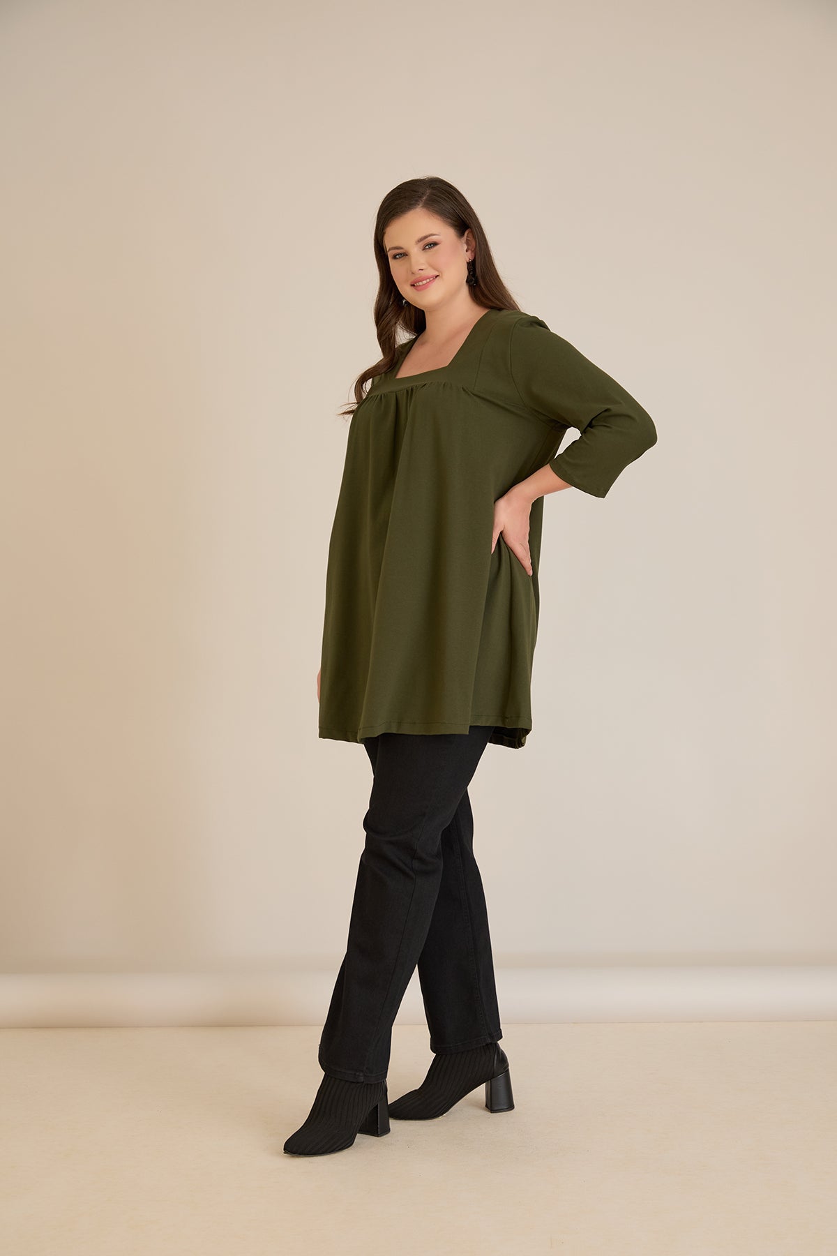 Βαμβακερή τουνίκ με σούρα και τετράγωνο ντεκολτέ σε Χακί χρώμα σε μεγάλα μεγέθη 