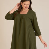 Βαμβακερή τουνίκ με σούρα και τετράγωνο ντεκολτέ σε Χακί χρώμα σε μεγάλα μεγέθη 