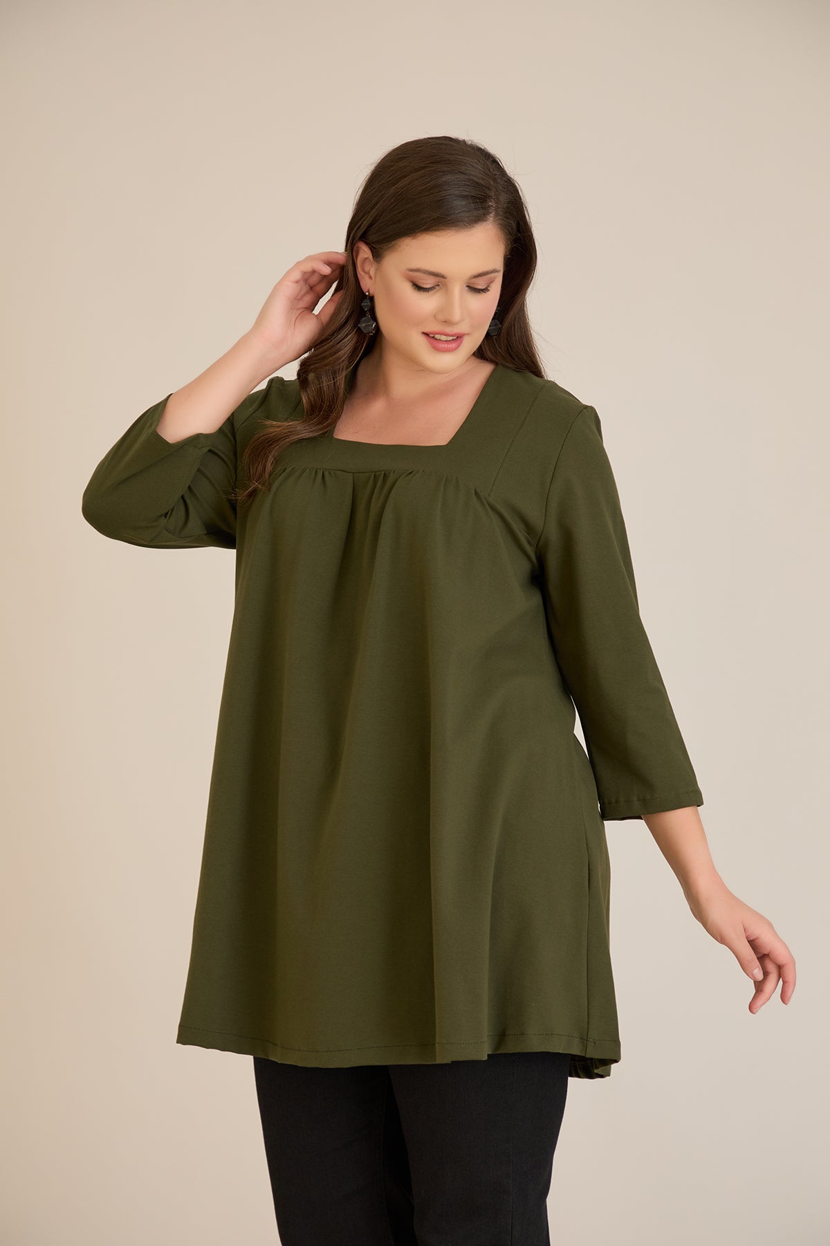 Βαμβακερή τουνίκ με σούρα και τετράγωνο ντεκολτέ σε Χακί χρώμα σε μεγάλα μεγέθη 