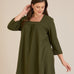 Βαμβακερή τουνίκ με σούρα και τετράγωνο ντεκολτέ σε Χακί χρώμα σε μεγάλα μεγέθη 