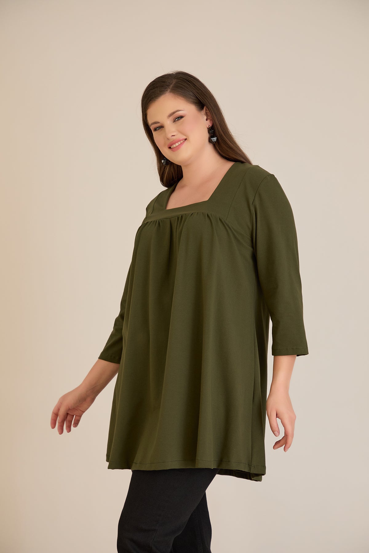 Βαμβακερή τουνίκ με σούρα και τετράγωνο ντεκολτέ σε Χακί χρώμα σε μεγάλα μεγέθη 