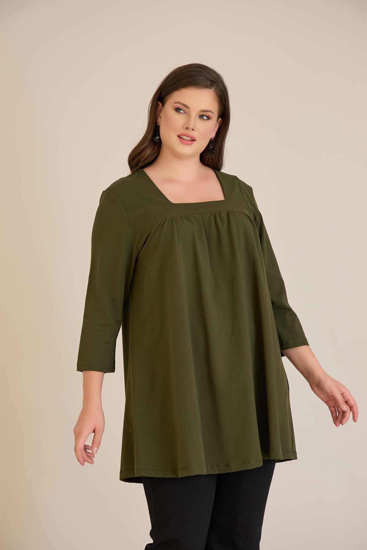 Βαμβακερή τουνίκ με σούρα και τετράγωνο ντεκολτέ σε Χακί χρώμα σε μεγάλα μεγέθη 
