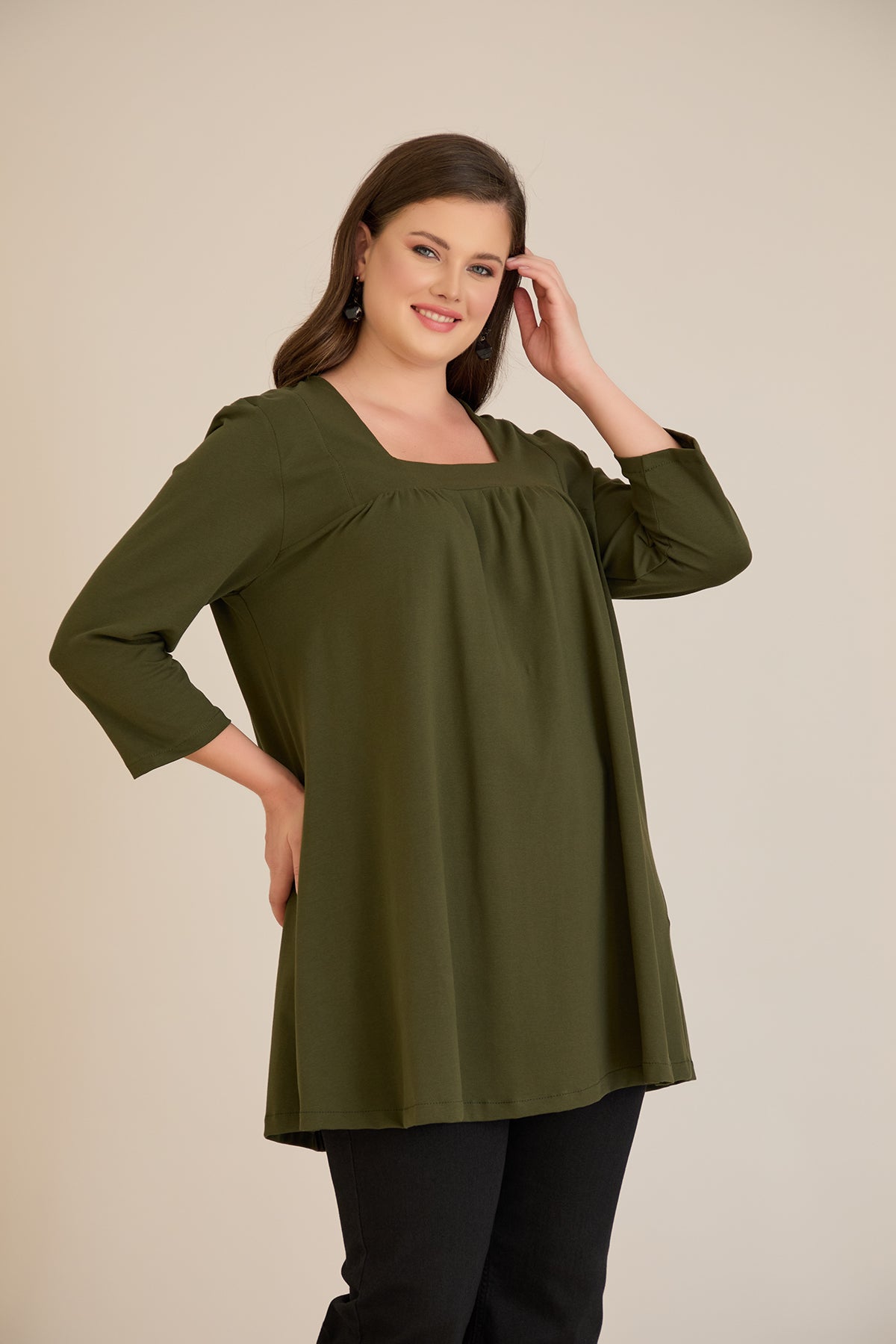 Βαμβακερή τουνίκ με σούρα και τετράγωνο ντεκολτέ σε Χακί χρώμα σε μεγάλα μεγέθη 