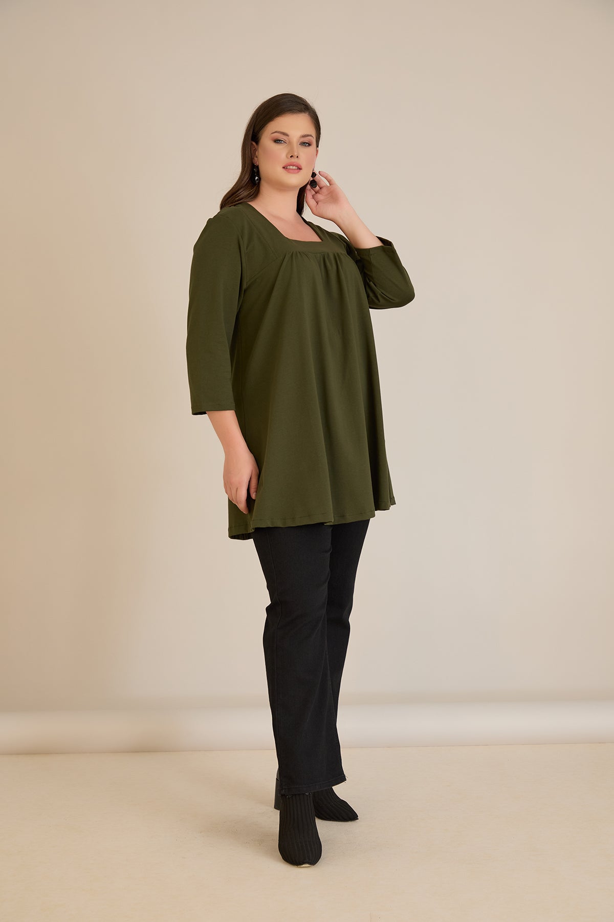 Βαμβακερή τουνίκ με σούρα και τετράγωνο ντεκολτέ σε Χακί χρώμα σε μεγάλα μεγέθη 