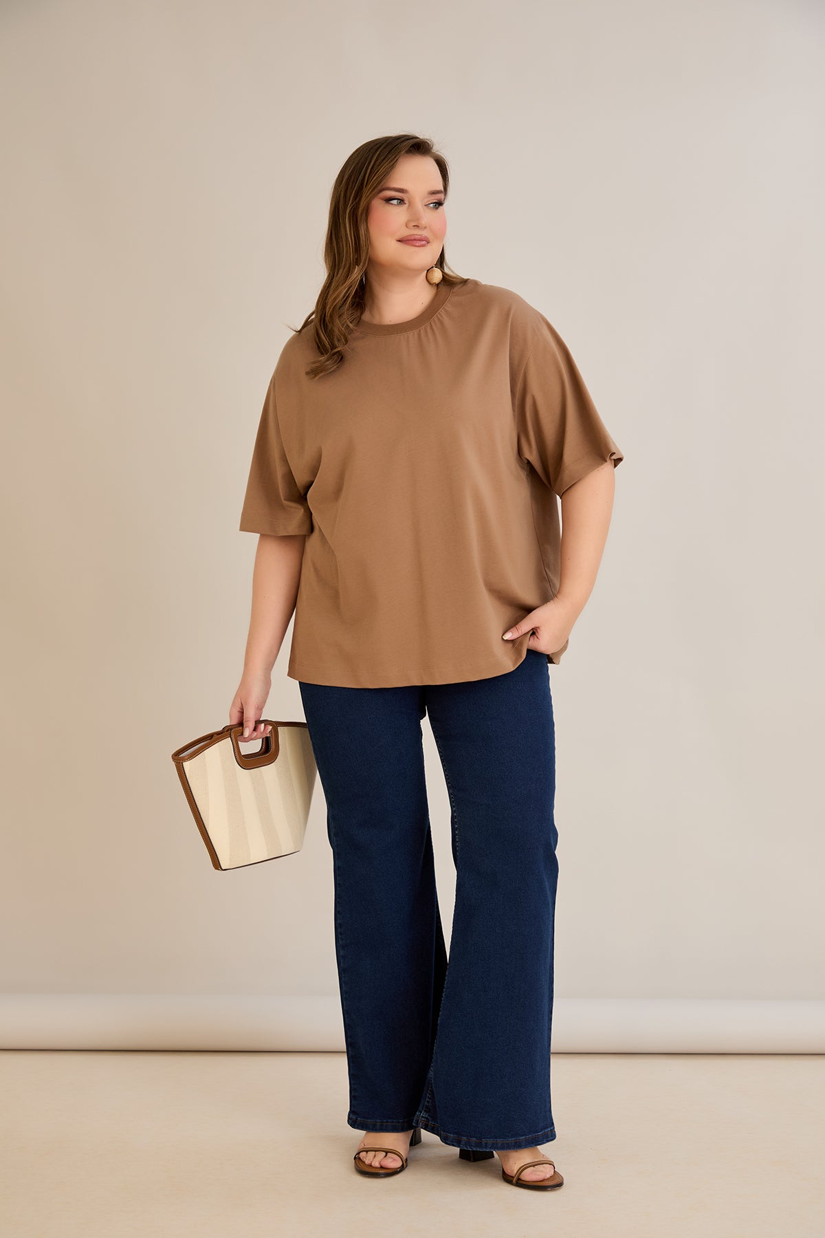 Βαμβακερή μπλούζα oversize 10355 σε χρώμα  Καπουτσίνο σε μεγάλα μεγέθη 