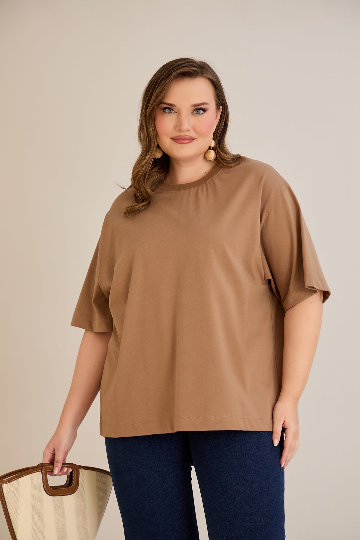 Βαμβακερή μπλούζα oversize 10355 σε χρώμα  Καπουτσίνο σε μεγάλα μεγέθη 