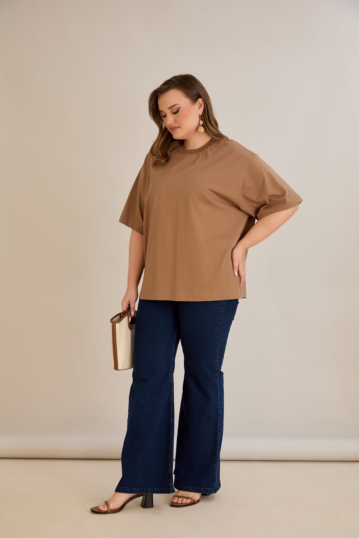 Βαμβακερή μπλούζα oversize 10355 σε χρώμα  Καπουτσίνο σε μεγάλα μεγέθη 