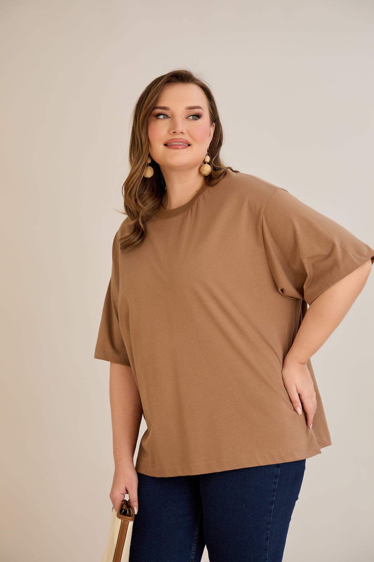Βαμβακερή μπλούζα oversize 10355 σε χρώμα  Καπουτσίνο σε μεγάλα μεγέθη 