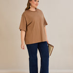 Βαμβακερή μπλούζα oversize 10355 σε χρώμα  Καπουτσίνο σε μεγάλα μεγέθη 