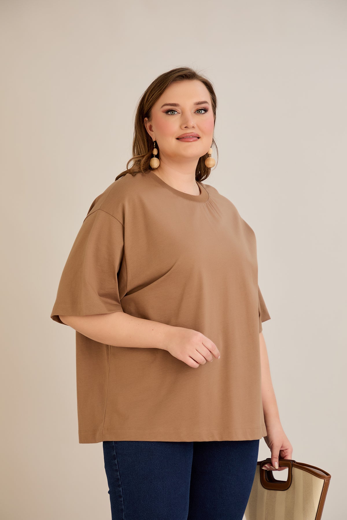 Βαμβακερή μπλούζα oversize 10355 σε χρώμα  Καπουτσίνο σε μεγάλα μεγέθη 