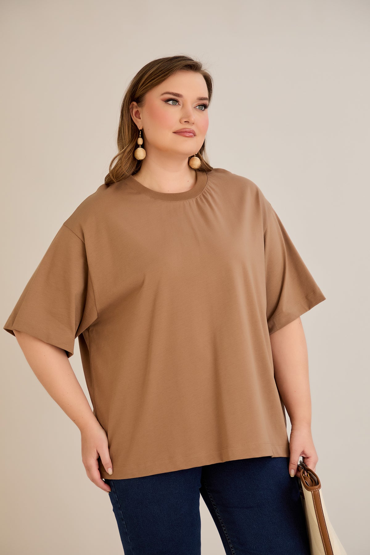 Βαμβακερή μπλούζα oversize 10355 σε χρώμα  Καπουτσίνο σε μεγάλα μεγέθη 