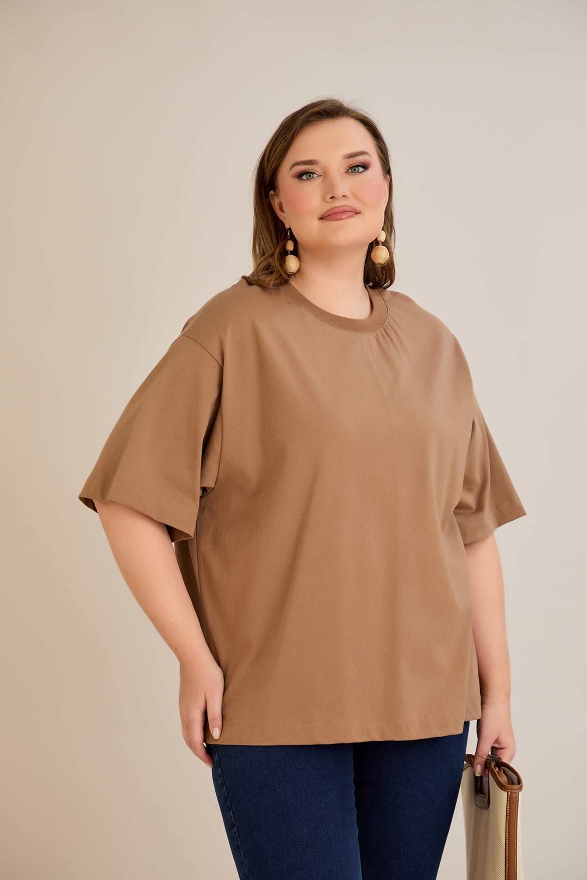 Βαμβακερή μπλούζα oversize 10355 σε χρώμα  Καπουτσίνο σε μεγάλα μεγέθη 