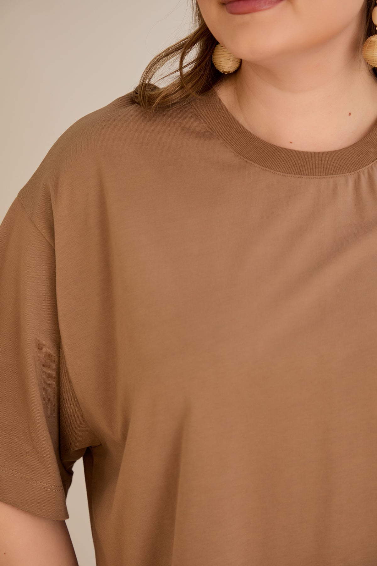 Βαμβακερή μπλούζα oversize 10355 σε χρώμα  Καπουτσίνο σε μεγάλα μεγέθη 