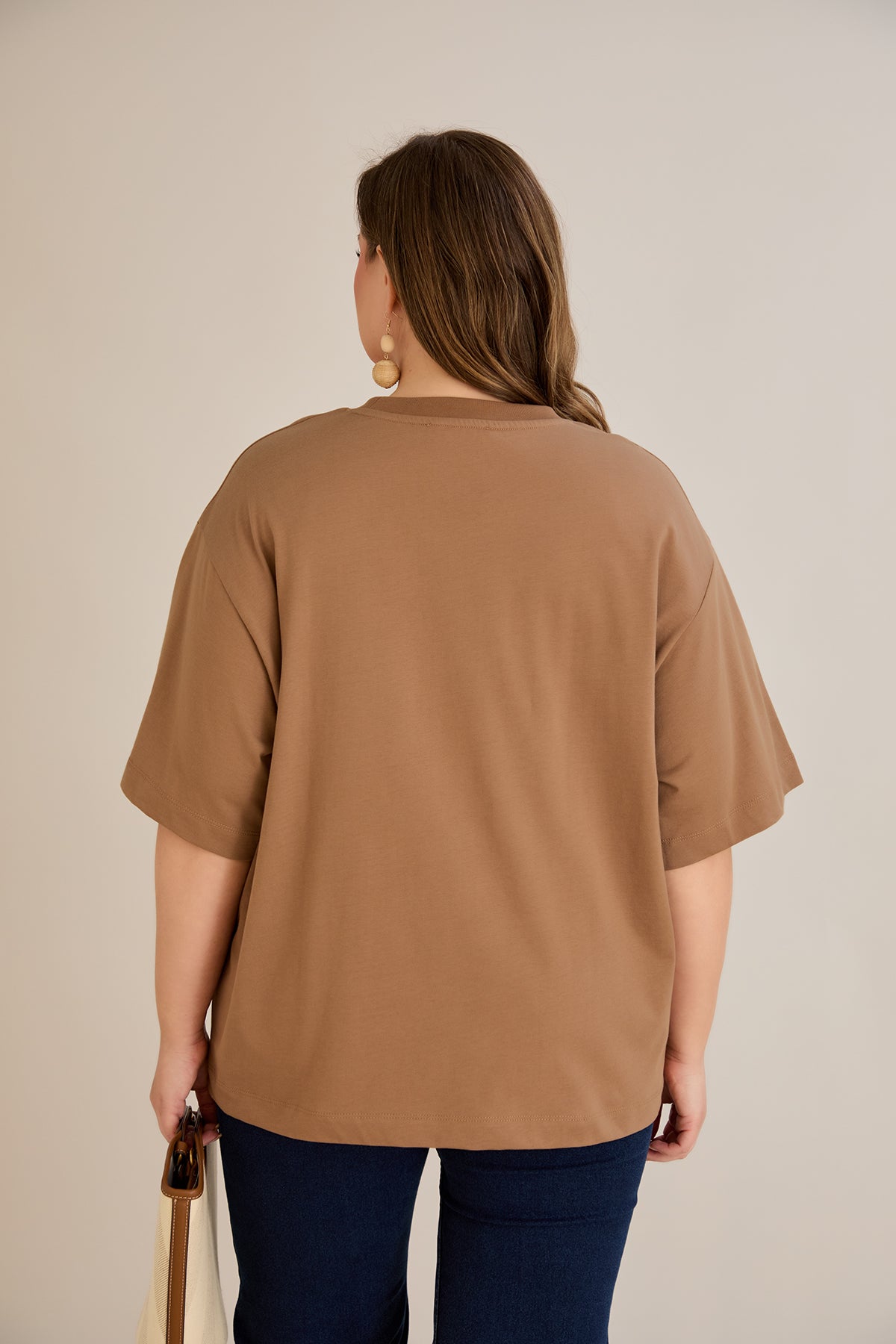 Βαμβακερή μπλούζα oversize 10355 σε χρώμα  Καπουτσίνο σε μεγάλα μεγέθη 