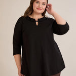 Βαμβακερή τουνίκ με εντυπωσιακό ντεκολτέ με ασημί λεπτομέρεια σε μαύρο χρώμα σε μεγάλα μεγέθη