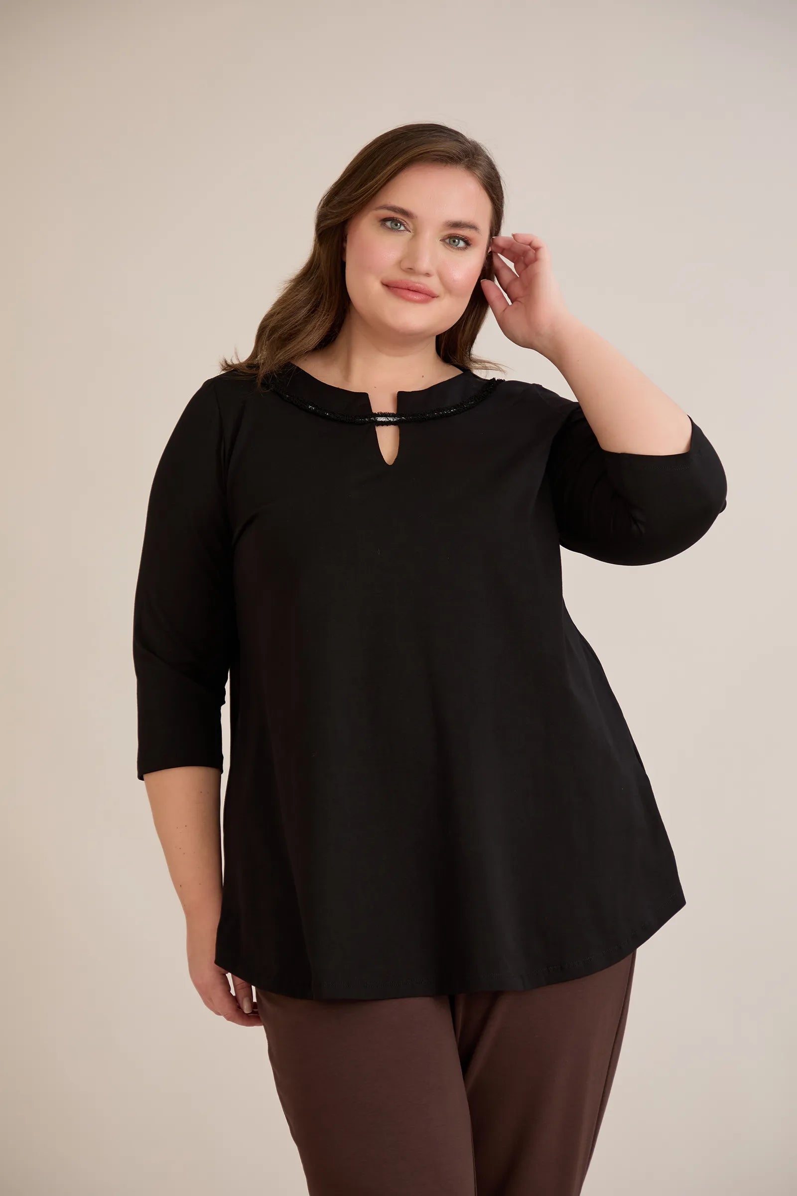 Βαμβακερή τουνίκ με εντυπωσιακό ντεκολτέ με ασημί λεπτομέρεια σε μαύρο χρώμα σε μεγάλα μεγέθη