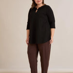 Βαμβακερή τουνίκ με εντυπωσιακό ντεκολτέ με ασημί λεπτομέρεια σε μαύρο χρώμα σε μεγάλα μεγέθη