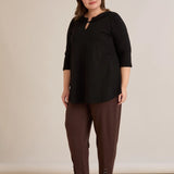 Βαμβακερή τουνίκ με εντυπωσιακό ντεκολτέ με ασημί λεπτομέρεια σε μαύρο χρώμα σε μεγάλα μεγέθη