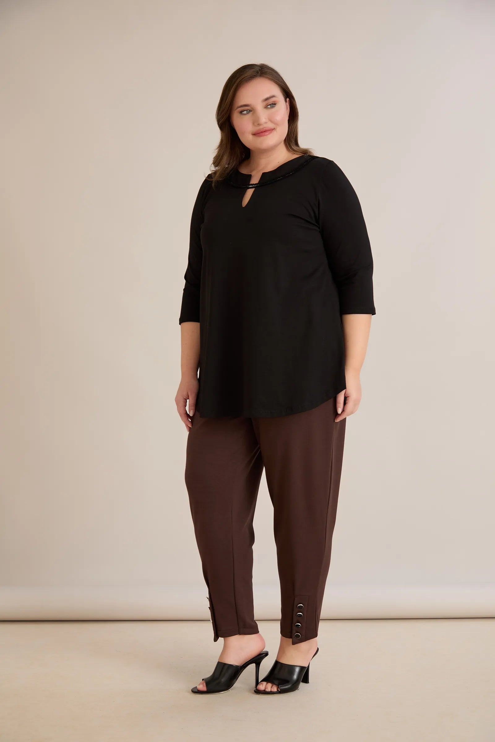 Βαμβακερή τουνίκ με εντυπωσιακό ντεκολτέ με ασημί λεπτομέρεια σε μαύρο χρώμα σε μεγάλα μεγέθη