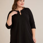 Βαμβακερή τουνίκ με εντυπωσιακό ντεκολτέ με ασημί λεπτομέρεια σε μαύρο χρώμα σε μεγάλα μεγέθη