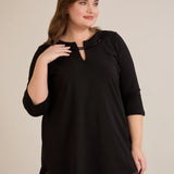 Βαμβακερή τουνίκ με εντυπωσιακό ντεκολτέ με ασημί λεπτομέρεια σε μαύρο χρώμα σε μεγάλα μεγέθη