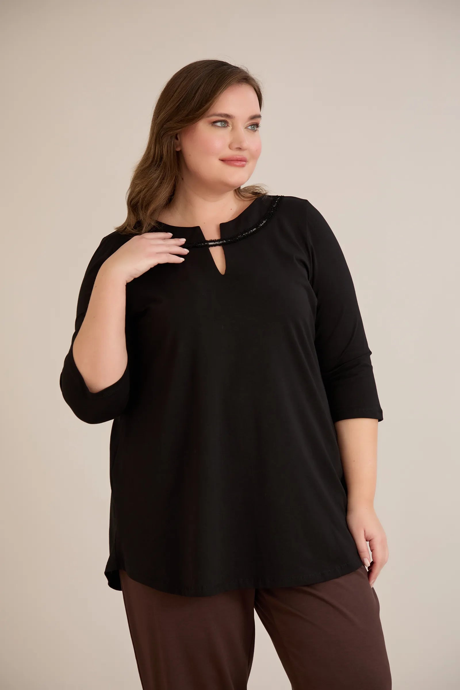 Βαμβακερή τουνίκ με εντυπωσιακό ντεκολτέ με ασημί λεπτομέρεια σε μαύρο χρώμα σε μεγάλα μεγέθη