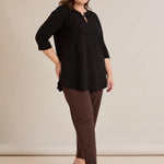 Βαμβακερή τουνίκ με εντυπωσιακό ντεκολτέ με ασημί λεπτομέρεια σε μαύρο χρώμα σε μεγάλα μεγέθη